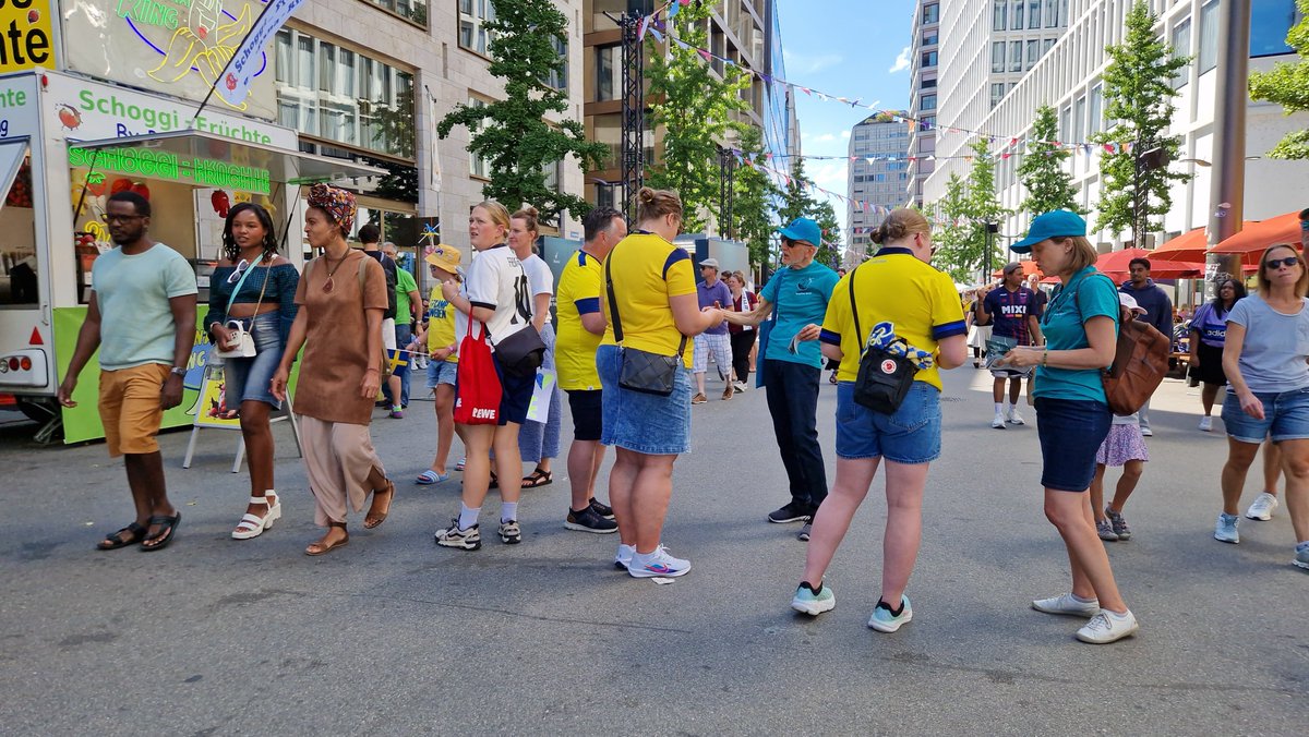 drugfreeworld's tweet image. 📷 📷 The energy was high for the UEFA Women’s Euro 2025 in Zurich! Our outreach team joined the action—connecting with fans, sharing materials, promoting prevention through sports. The perfect place to reach people from all walks of life with an uplifting and vital message.