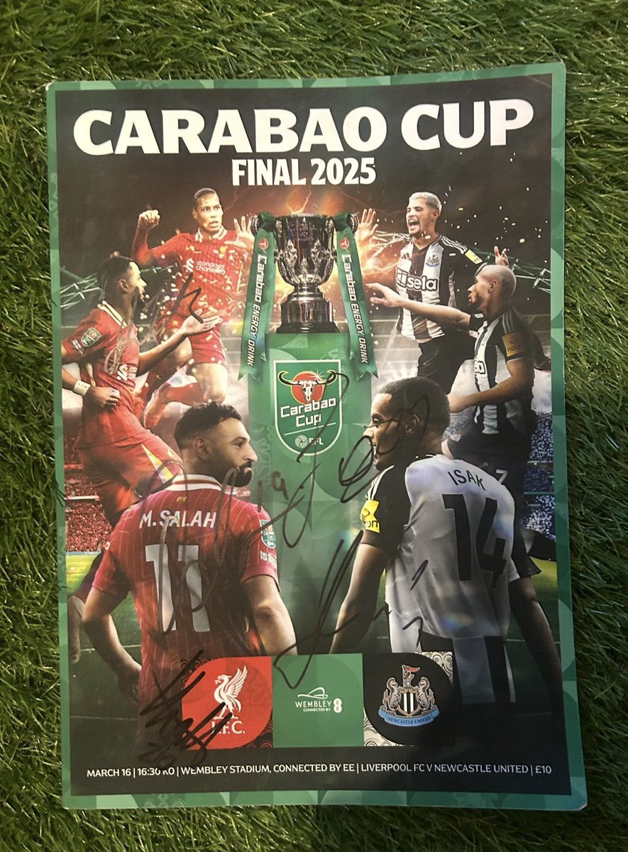 _ROMemorabilia_'s tweet image. Multi signed Newcastle United Carabao Cup Winners shirt and Final Programmes with Certificate of Authenticity ✍️ #NUFC
Shirt signed by Joelinton, Longstaff, Dubravka, Krafth
Shirts can be framed with any 2 photos of your choice and name plaque 🖼️