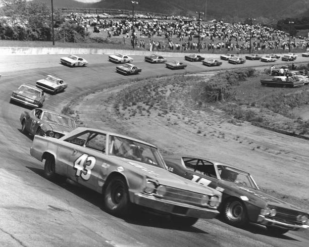 GoodSeatsStill's tweet image. 🏁 In 551 head-to-head NASCAR races between 1960-86, "The King" & "The Silver Fox" finished one-two an astounding 63 times; find out who "won" - with "Petty vs. Pearson" author Mike Hembree; NOW wherever you pod, YouTube or tinyurl.com/3k3abymu #GoodSeats 🏁