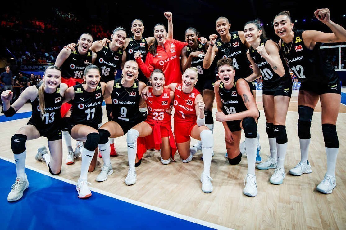 gibbybaris's tweet image. 💥 Bugün VNL'de çeyrek final maçına çıkıyoruz
🇹🇷 Türkiye ⚔️ Japonya 🇯🇵
⚡️ 17.30
📺 TRT 1
✅ Kazanan, yarı finalde 🇧🇷 Brezilya - Almanya 🇩🇪 eşleşmesinin galibi ile karşılaşacak