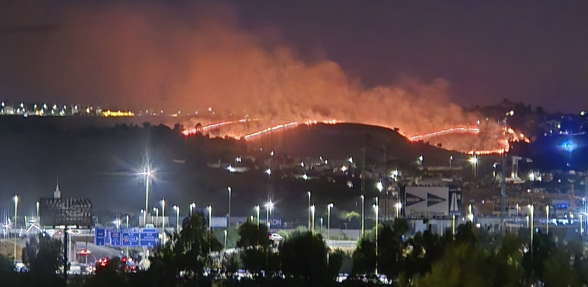 Arde el monte dirección camas- castilleja. Así se ve desde Triana. Provocado seguramente porque las temperaturas de estos días no están siendo especialmente altas al igual que en media España. <a href="/EmergenciasSev/">Emergencias Sevilla</a> <a href="/diariosevilla/">Diario de Sevilla</a> <a href="/abcdesevilla/">ABC de Sevilla</a>