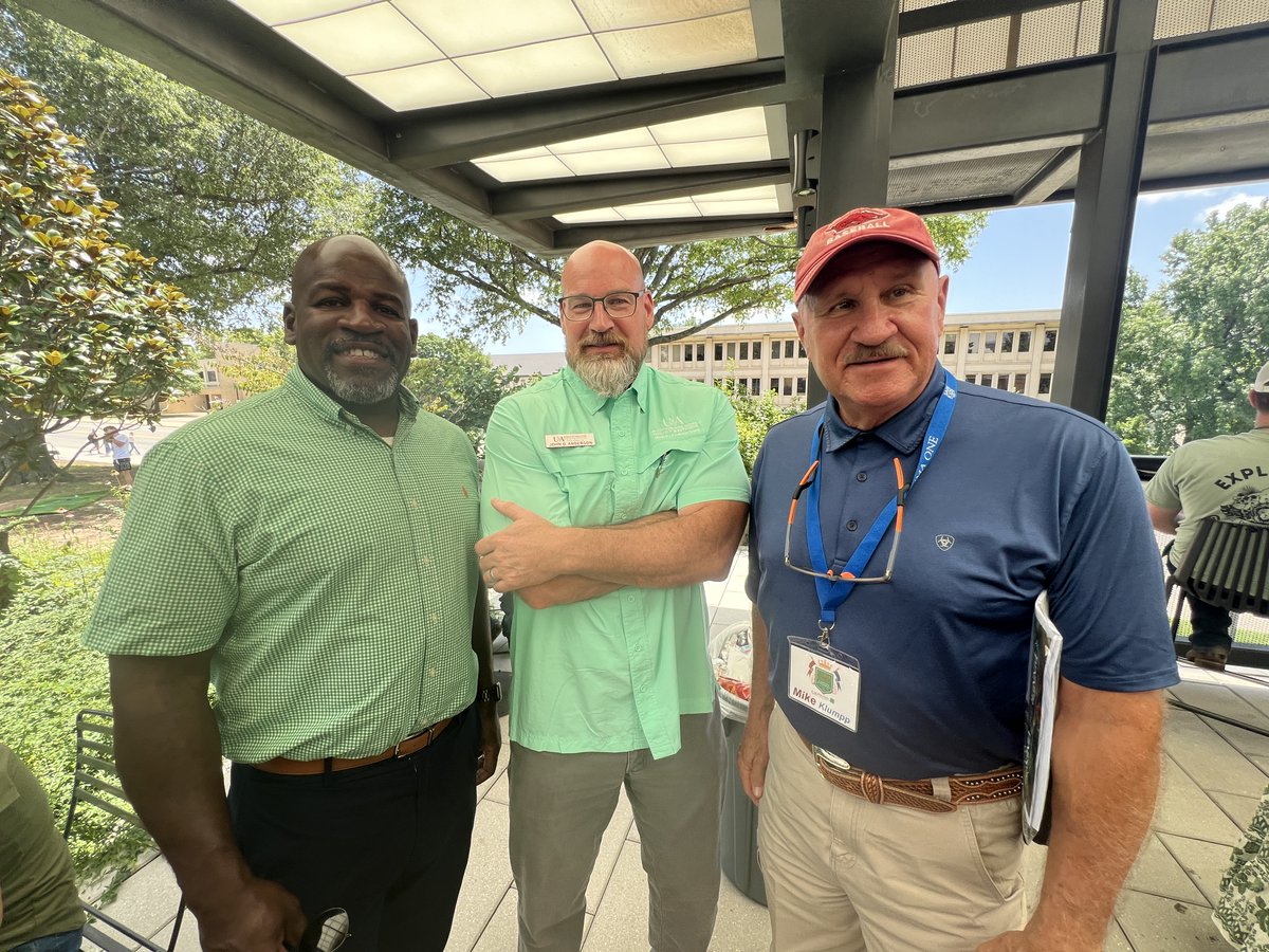 AginArk's tweet image. You never know who you'll find on @UArkansas campus during @Arkansas4H O-Rama week!
From left, @AgInArk chief @DeacueFields,
@AR_Extension director John Anderson and 4-H legend Mike Klumpp.
Tnx to @TracyECourage for the photo!