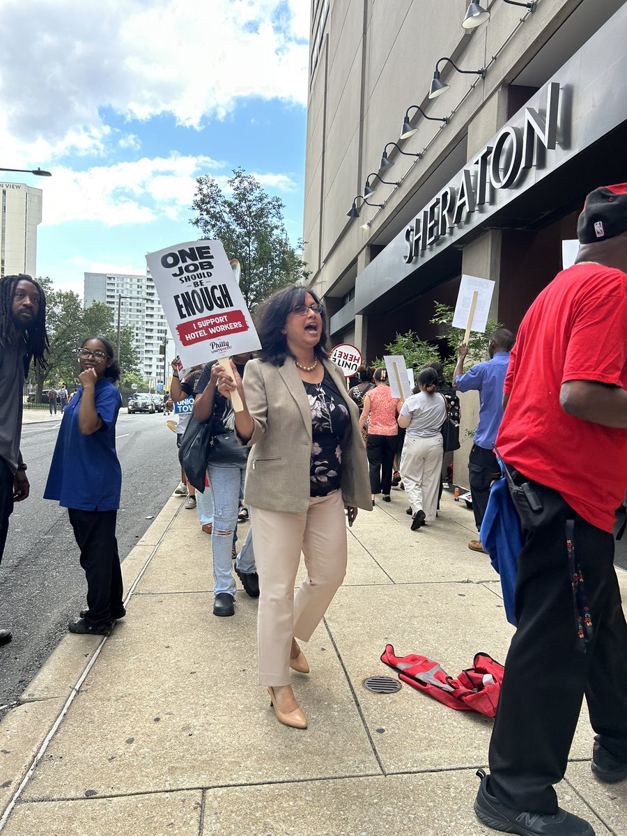 cmninaahmad's tweet image. On the picket line NOW with @uniteherephilly at the Sheraton. Workers deserve dignity, respect, and a fair contract! #JusticeForWorkers #UniteHere #UnionStrong  #cmahmad