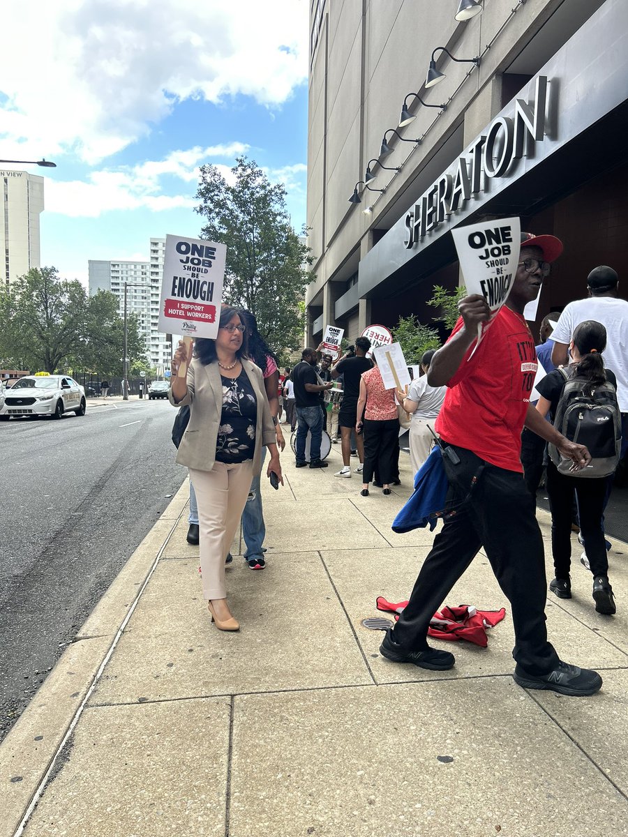 cmninaahmad's tweet image. On the picket line NOW with @uniteherephilly at the Sheraton. Workers deserve dignity, respect, and a fair contract! #JusticeForWorkers #UniteHere #UnionStrong  #cmahmad