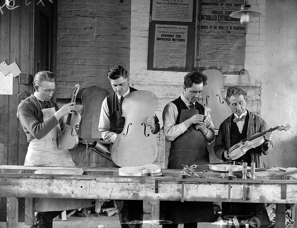 the_silent_era's tweet image. Pictures from the 1920s
circa 1926: Pupils from the Great Northern Polytechnic learn to construct musical instruments. (Photo by General Photographic Agency/Getty Images)
gettyimagesgallery.com/images/music-m…