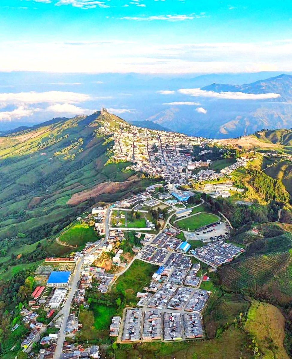 Vista aérea del municipio de Aguadas,
uno de los 18 municipios patrimonio arquitectónico de la nación.