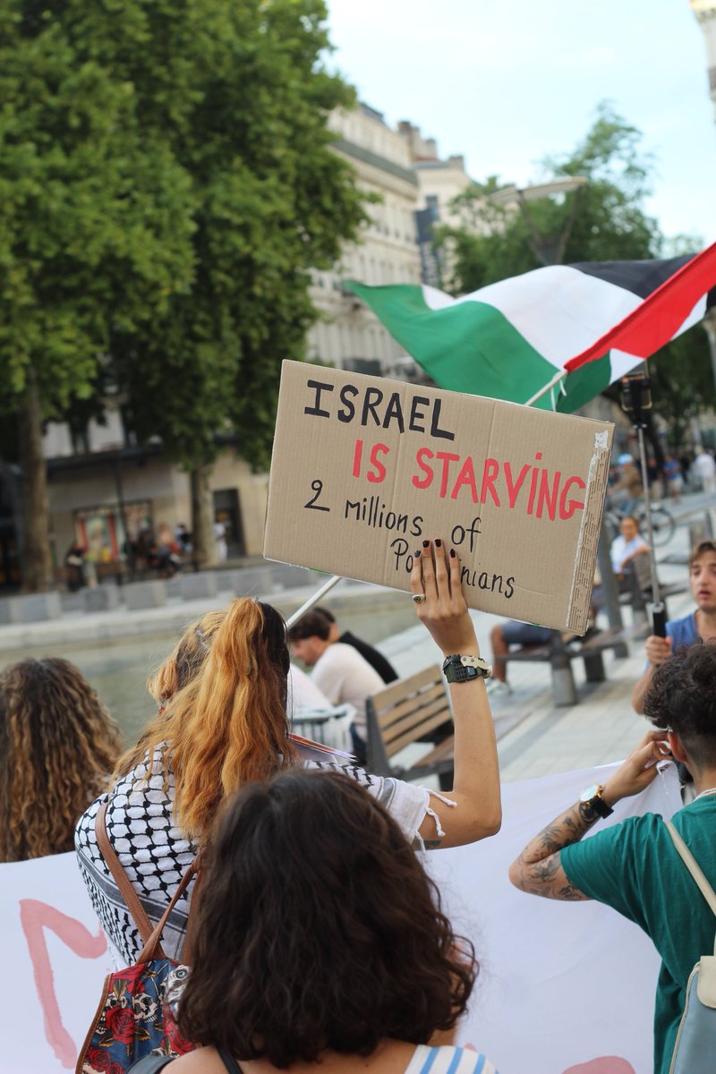 urgencepallyon's tweet image. Famine à Gaza, on ne se taira pas !
Les lyonnais.es étaient dans la rue ce soir pour crier leur soutien au peuple palestinien affamé par l'entité sioniste.
Levée du blocus de Gaza !