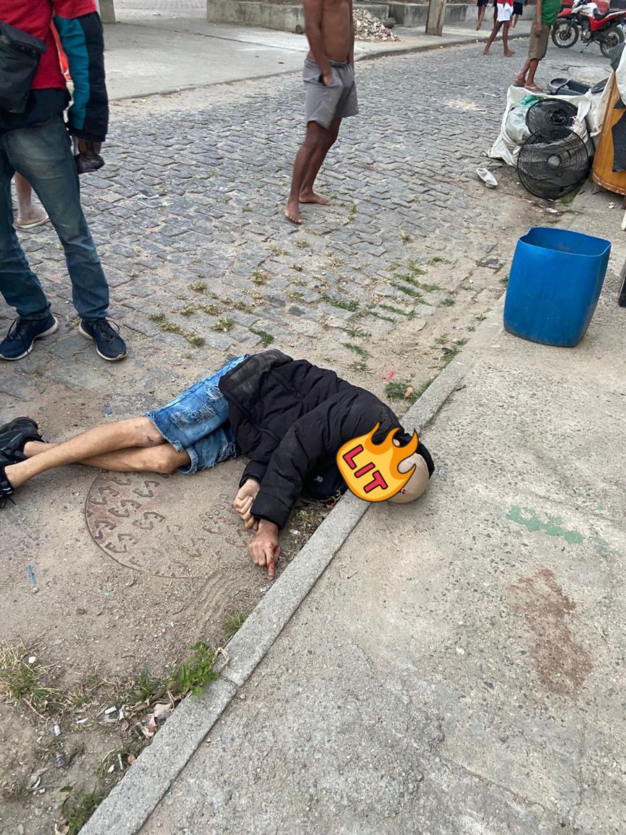 plantaobaixadaa's tweet image. Catiri Bangu RJ
A comunidade está dividida, esse miliciano se aventurou em cobrar na área do cv e foi executado nesse exato momento