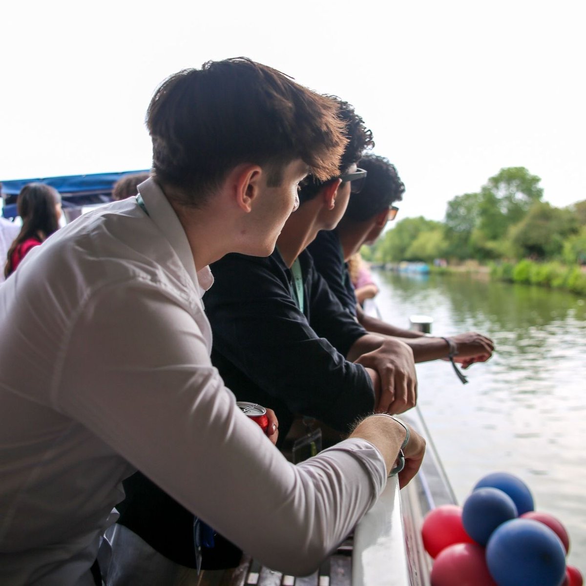 We still can't stop thinking about the post-graduation boat party down the Oxford river last week. 

Talk about signing off your summer in style! 🕺