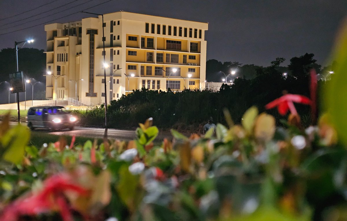 KNUSTGH's tweet image. Around nine, when the campus quiets, the books breathe. KNUST Library Mall, a place for minds that seek.
📷 | Emmanuel Kwasi Debrah