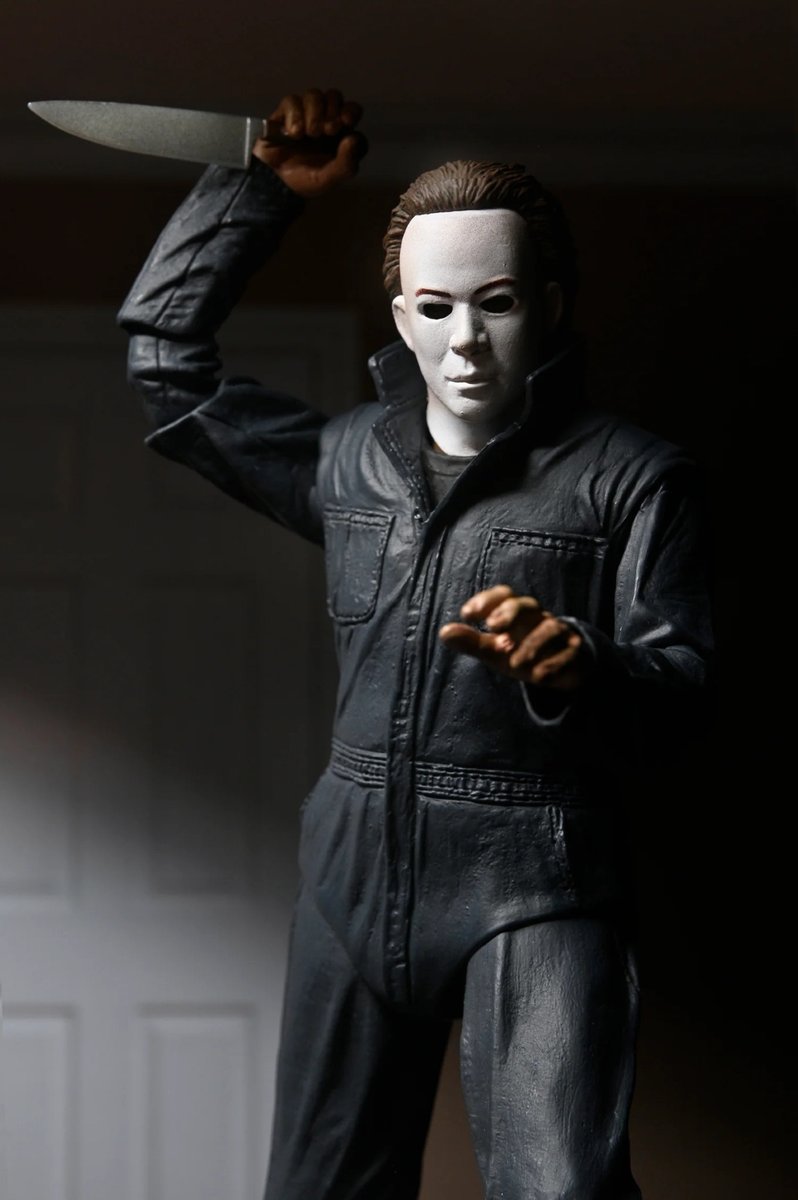 HalloweenDaily's tweet image. Neca's NEW HALLOWEEN H20 Ultimate #MichaelMyers figure includes both masks from the film, plus the third CG-enhanced version, and more, now up for pre-order. See more: youtu.be/A8GGYaPITsg
🎃