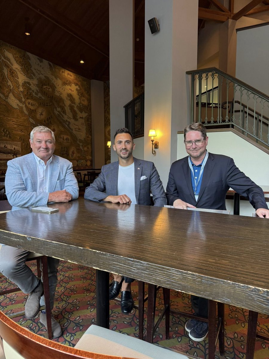 Sflecce's tweet image. While at the Council of the Federation, it was great to meet with the CEO of @kinrossgold, Paul Rollinson along with Troy Little, SVP at @Suncor.
We are building a more self-reliant Canada that is energy independent by accelerating responsible resource development and expanding…