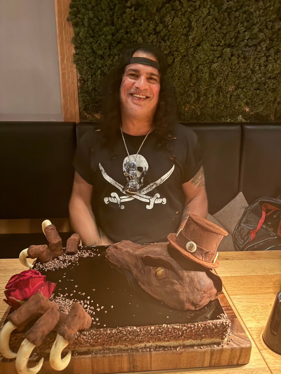 SlashNews1's tweet image. #Slash celebrating his 60th birthday in Vienna.
Thanks to Meegan