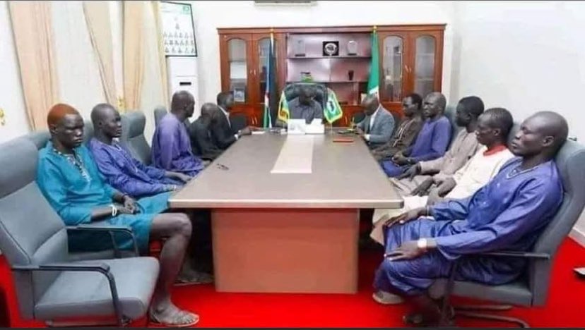 AkuilaDok's tweet image. BTW, what was the agenda here? Like you have got to have a candid conversation with black market vendors on how to prevent inflation?! Even if you were the SSP,’would you hold it? 🤣🤣