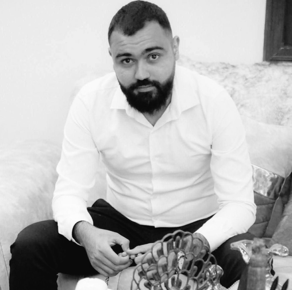 A510Mr's tweet image. انتهاك جديد يطال #العلويين: استُشهد الشاب أحمد خضور من بلدة كرتو بريف #طرطوس بعد تعرّضه للضرب بأخمص بندقية على صدره من قبل حاجز تابع لما يُعرف بـ"الأمن العام"، كما تم اعتقال شابين كانا برفقته أثناء عودتهم من طرطوس. بلد تُستباح فيه الأرواح ويُمارس فيه الاعتقال بلا رادع.
