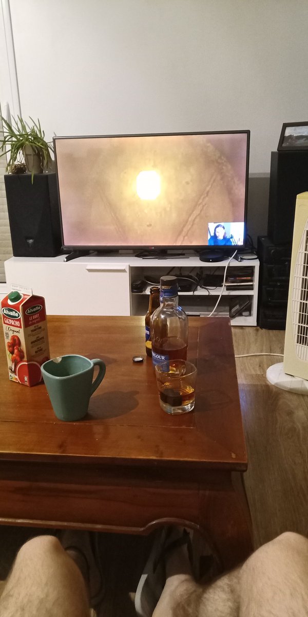 Le_WinterFrost's tweet image. i cant draw anything at all so i decided to put on jerma on the tv and start drinking