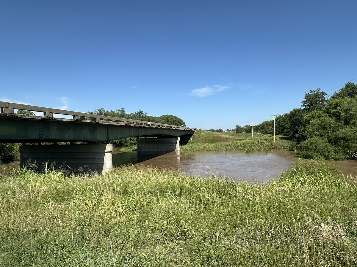 CamVenableKAKE's tweet image. Hanging out where the Smoky Hill river crosses underneath K-4, just NE of Assaria. It’s quite high, strongly flowing &amp; there’s quite a bit of debris in the river. Smoky Hill is the river that’s responsible for flooding near Salina &amp; New Cambria as well as other surrounding areas.