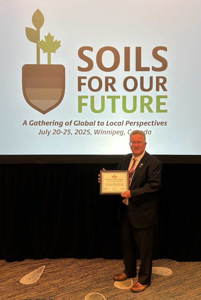 SenatorRobBlack's tweet image. I am humbled and honoured to receive the International Union of Soil Sciences Distinguished Medal of Service this morning at the #SoilsForOurFuture Conference. Thank you to the @CSSS_Soils for the kind nomination and to the @IUSS_ORG for the recognition. What an honour!…
