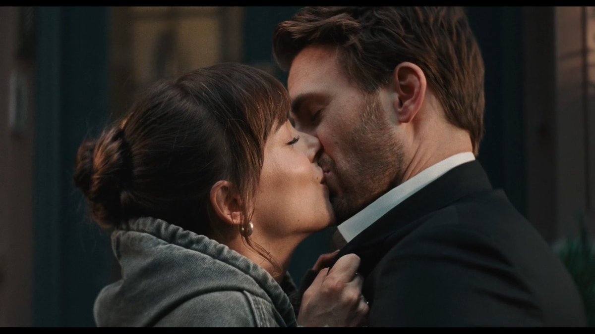 Sutton12Simon's tweet image. Celine song #Materialists might not be as good as past lives but its still so well directed with some beautiful moments especially scenes between the wonderful Dakota Johnson and Chris Evans.