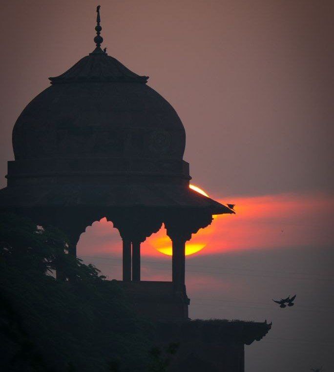 يا مَنْ إليهِ جميعُنا يحتاجُ
و إليهِ نشكو إن بدا إحراجُ
فرِّجْ همومًا بالفؤادِ مكانُها
ما ثَمّ غيرُك إن أريدَ علاجُ
يا باسطًا كفَّ العطاءِ لعبدهِ
يا مُغنيًا إن جاءهُ المحتاجُ

يا رَب ..💙