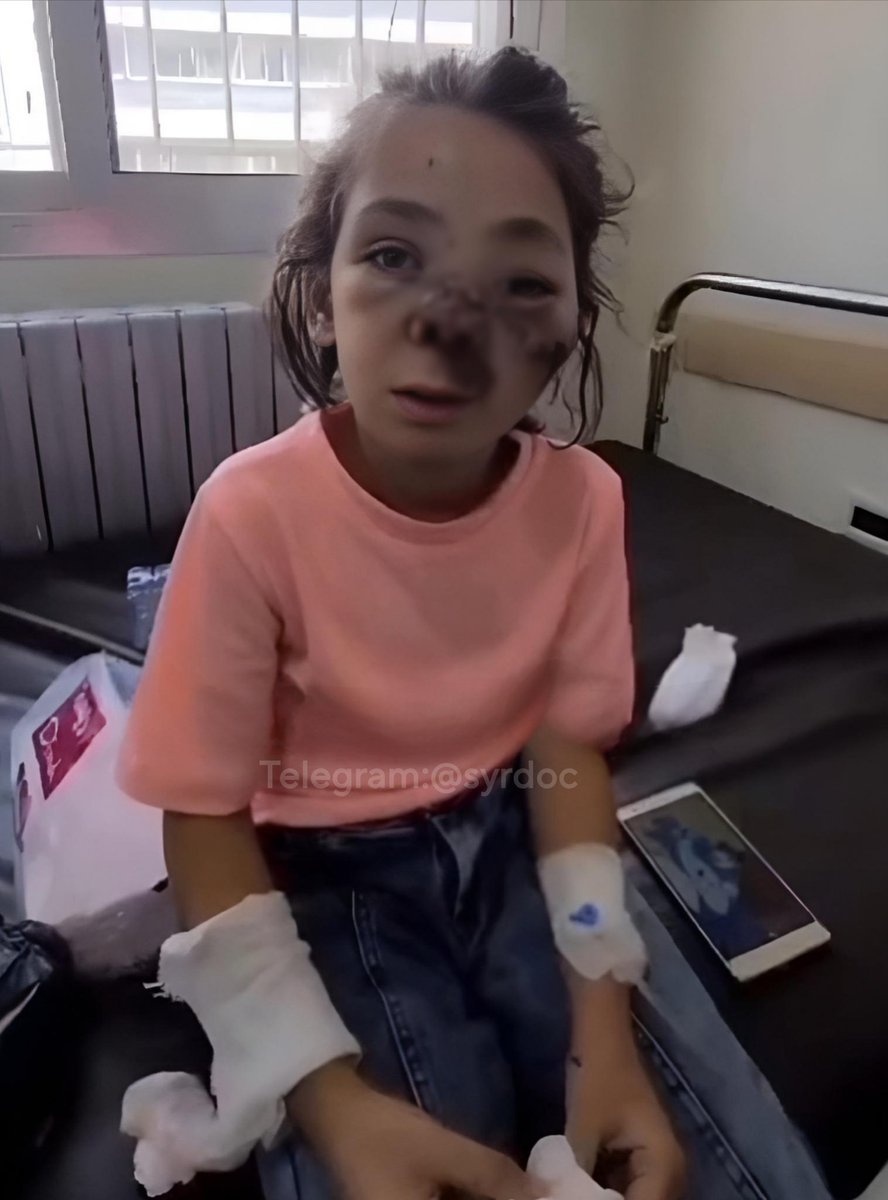 isaacrrr7's tweet image. Hala Al-Khatib se escondió en el armario mientras los terroristas de Jolani irrumpían en su casa en Sweida y asesinaban a toda su familia.
Una bala le dejó una cicatriz en la cara.
Ella es la única que queda, sin familia, sin hogar y con una herida que llevará consigo para…