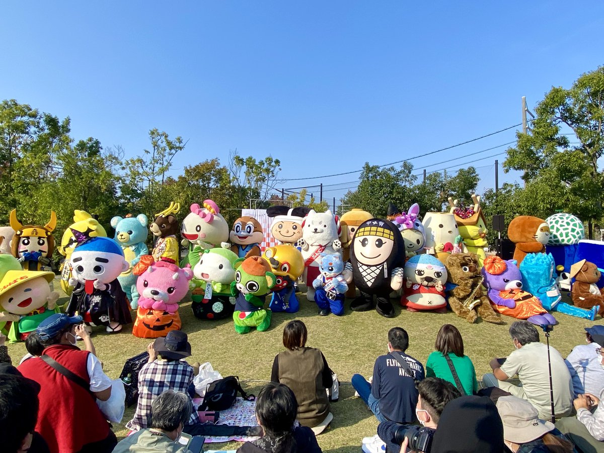 tryhigashiosaka's tweet image. おはよやでぇ☀️きょうは #卒業アルバムの日 やねんてぇ📚アルバムひらいたら、あのころのおもいでがよみがえるなぁ📘🎶みんなのえがお、きらきらやぁ😆🌟
#東大阪市 #トライくん