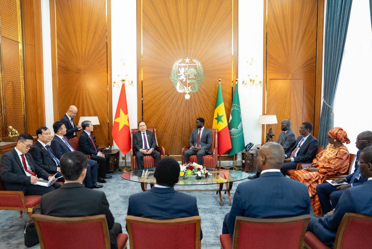 PR_Senegal's tweet image. Le Président Bassirou Diomaye Faye a reçu en audience M. Trân Thanh Mân, Président de l’Assemblée nationale du Vietnam, en visite au Sénégal. Une rencontre placée sous le sceau de l’amitié, du respect mutuel et du renforcement du dialogue entre nos deux peuples.