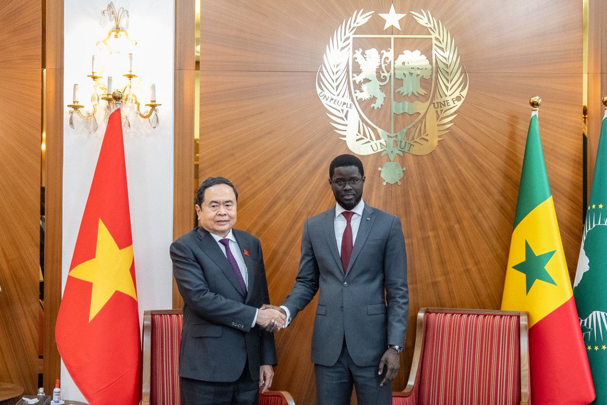 PR_Senegal's tweet image. Le Président Bassirou Diomaye Faye a reçu en audience M. Trân Thanh Mân, Président de l’Assemblée nationale du Vietnam, en visite au Sénégal. Une rencontre placée sous le sceau de l’amitié, du respect mutuel et du renforcement du dialogue entre nos deux peuples.