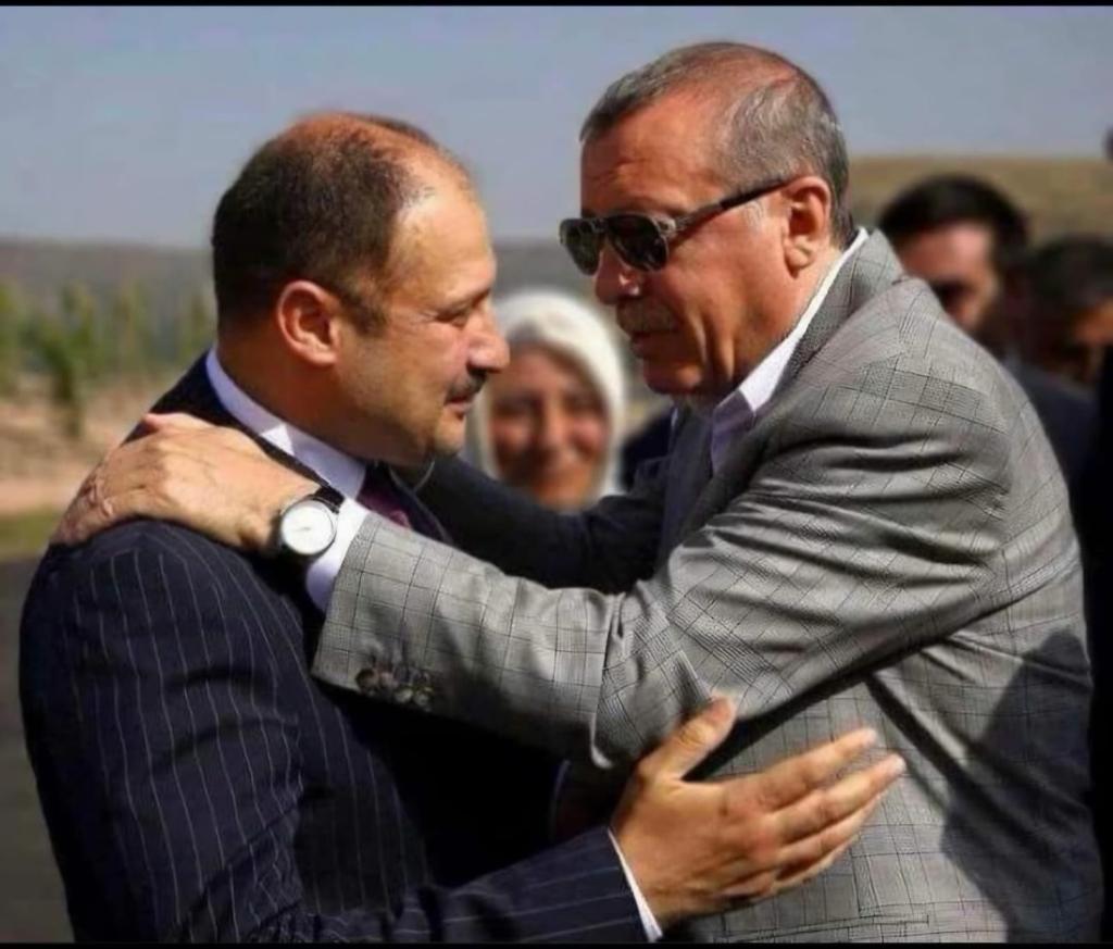 Bu fotoğraf bir çok şeyi anlatıyor,davayı vefayı en önemlisi abi kardeşlik hukukunu.ozetle GELİYOR GELMEKTE olan.<a href="/RTErdogan/">Recep Tayyip Erdoğan</a> .<a href="/kasimgulpinarr/">Mehmet Kasım Gülpınar</a> .<a href="/sanliurfabld/">Şanlıurfa Büyükşehir 🇹🇷</a>