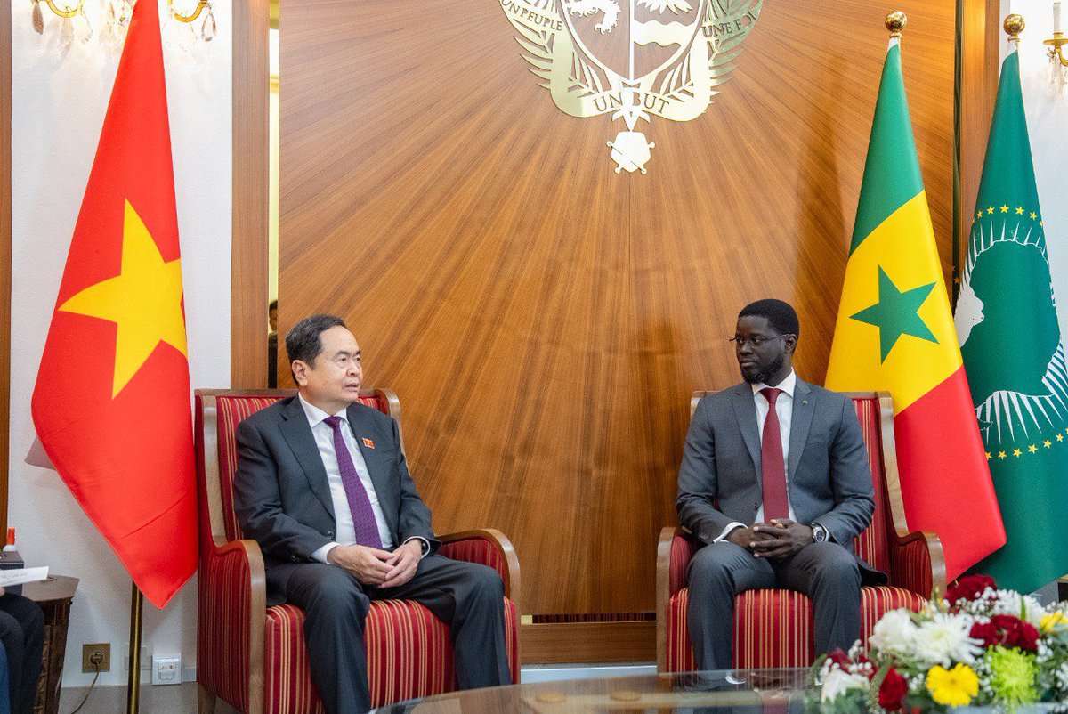 PR_Senegal's tweet image. Le Président Bassirou Diomaye Faye a reçu en audience M. Trân Thanh Mân, Président de l’Assemblée nationale du Vietnam, en visite au Sénégal. Une rencontre placée sous le sceau de l’amitié, du respect mutuel et du renforcement du dialogue entre nos deux peuples.