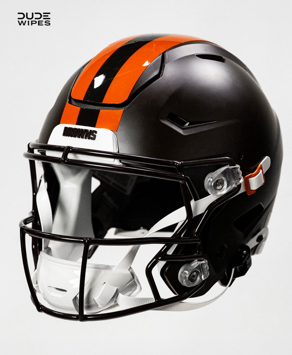 nathant40769741's tweet image. They are advertising dude wipes for the new Browns helmet. 🤣🤟