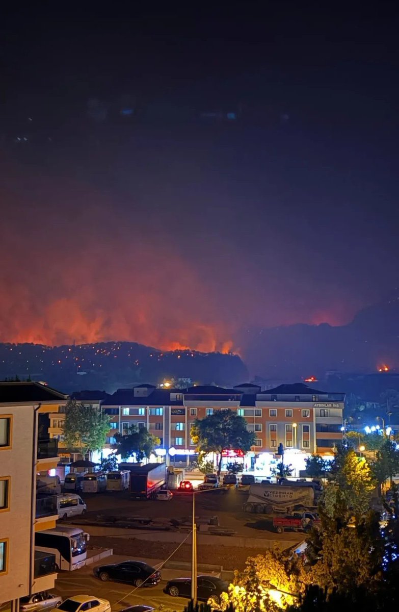 Tatil beldesi değil diye mi kimse görmüyor. Bilecik, Eskişehir, Türkiye'de havacılığın merkezlerinden bir tanesi. Yan taraf başkent Ankara. Böyle bir yangında her türlü hava aracının kolayca organize edileceği daha iyi bir konum yok. Demek ki gerekli donanım yok, yangın uçağı