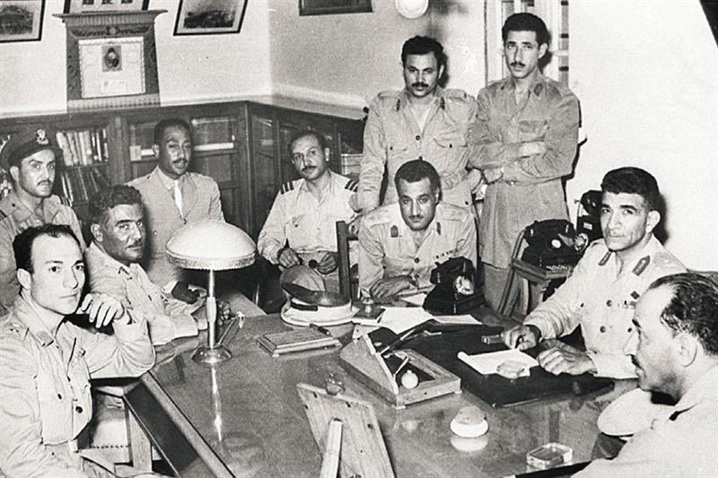 Le 23 juillet 1952, un groupe d’Officiers libres dirigé par Mohamed Naguib et Gamal Abdel Nasser renverse la monarchie de Farouk Ier, marquant la fin de l’influence britannique.

L’Égypte proclamera la république le 18 juin 1953.