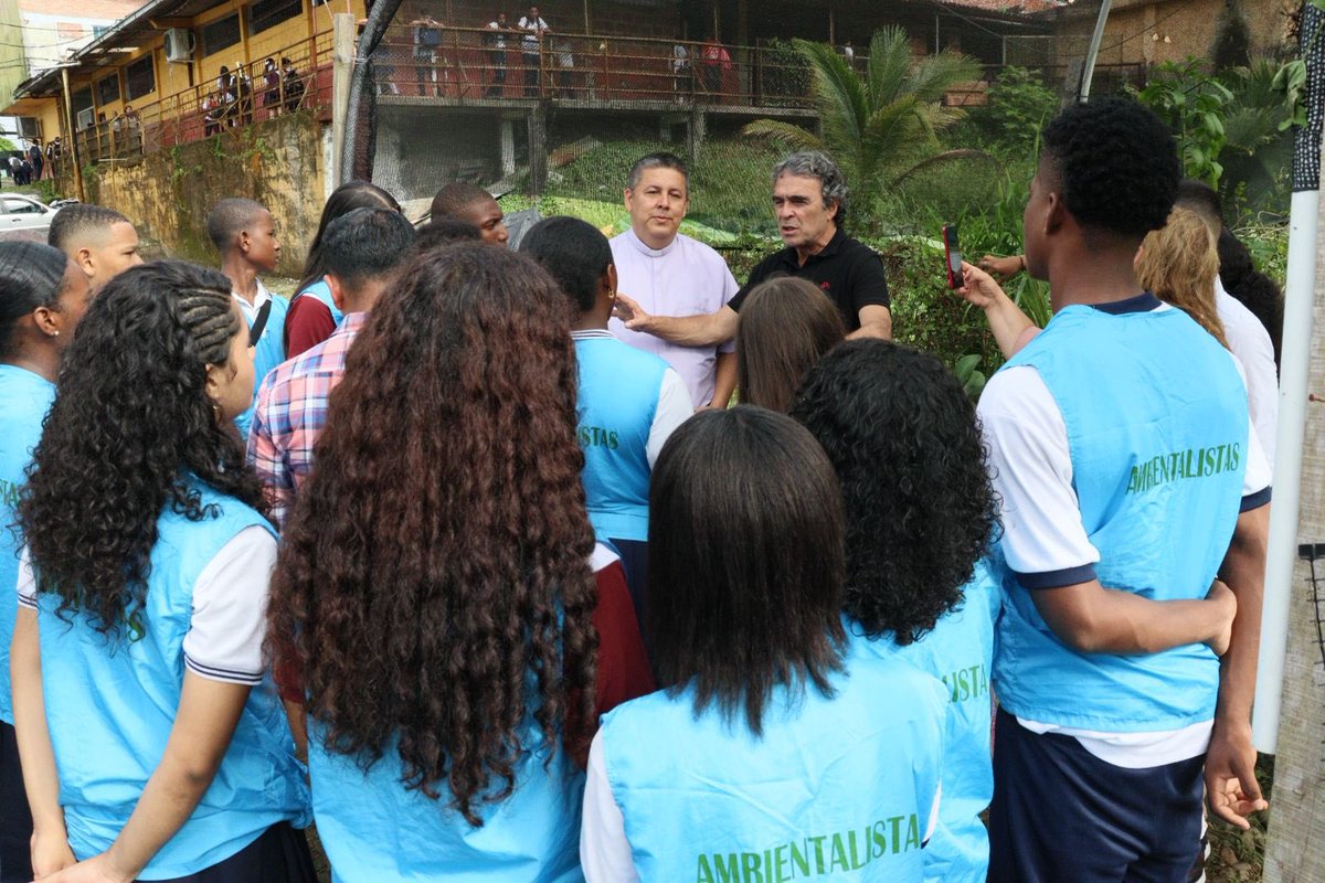 Sergio Fajardo (@sergio_fajardo) on Twitter photo ¡Llegamos a Buenaventura! Primera parada de la gira #ColombiaAdelante.
Defenderemos el puerto más grande del país con firmeza y con oportunidades reales.
Por eso comenzamos la jornada en el Colegio Institución Educativa Diocesano Jesús Adolescente. Luego recorrimos la bahía ¡Llegamos a Buenaventura! Primera parada de la gira #ColombiaAdelante.
Defenderemos el puerto más grande del país con firmeza y con oportunidades reales.
Por eso comenzamos la jornada en el Colegio Institución Educativa Diocesano Jesús Adolescente. Luego recorrimos la bahía