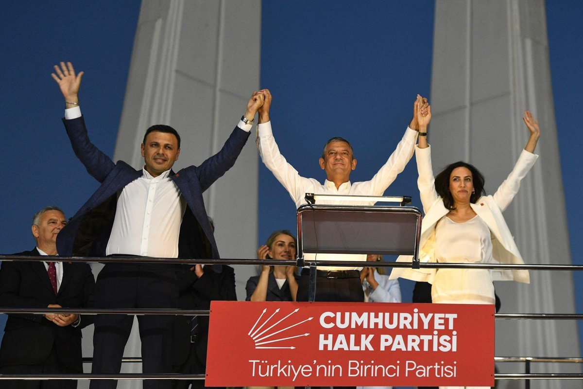 Bu akşam Bakırköy’de, Genel Başkanımız Sayın Özgür Özel’in öncülüğünde; Cumhurbaşkanı adayımız Sayın Ekrem İmamoğlu ve tüm yol arkadaşlarımız için özgürlük talebimizi bir kez daha yüksek sesle dile getirdik.

Halkın iradesine ve tüm yol arkadaşlarımıza sonuna kadar sahip çıkmaya