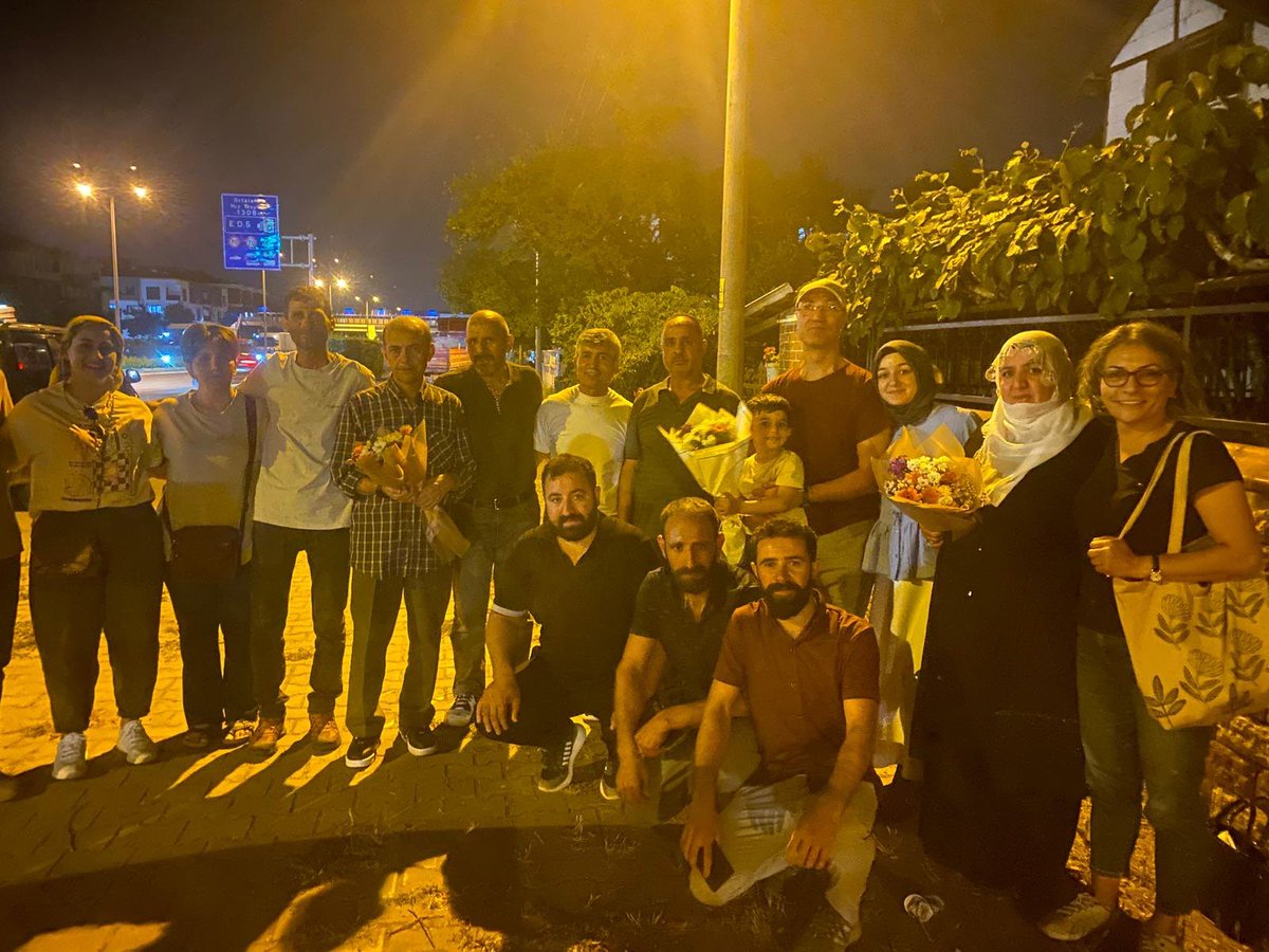Matuhay_der's tweet photo. Bolu cezaevinde infazını tamamlayan mahpusların tahliyeleri sistematik olarak engelleniyordu. Bolu Cezaevi’nde geçen 31 yıllık üç arkadaşımız bu akşam tahliye oldular. Tahliye olan arkadaşlar ramazan Vural,m salih korkut ve hacı ekinci arkadaşları MATUHAYDER Eşbaşkanları karşılad https://t.co/IJO50L74da
