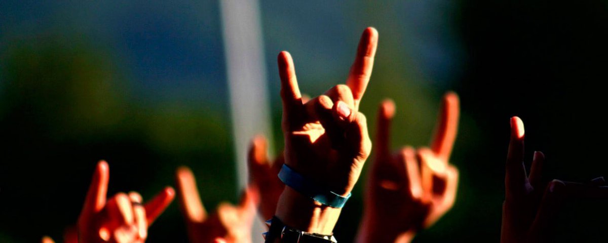 camille_moscow's tweet image. 🇷🇺🤘 Le satanisme est interdit : le « corne » est un motif de perquisition, la croix renversée est un délit.
La Cour suprême de Russie a reconnu le « Mouvement international du satanisme » comme extrémiste. Désormais, même une symbolique similaire est visée.
👉 « Le geste…