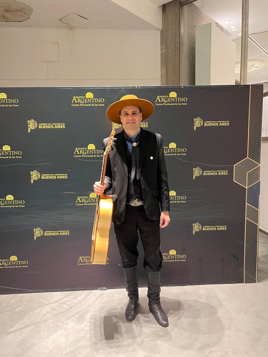 provincia1270's tweet image. #Ahora en #PaseLoQuePase🎧 #móvil de @RisoBalvidares desde el @TeatroArgentino
👉Allí, se lleva adelante un festival por el Día Nacional del Payador. Conversamos con el payador de Dolores, Emanuel Gabotto.
💻provinciaradio.com.ar