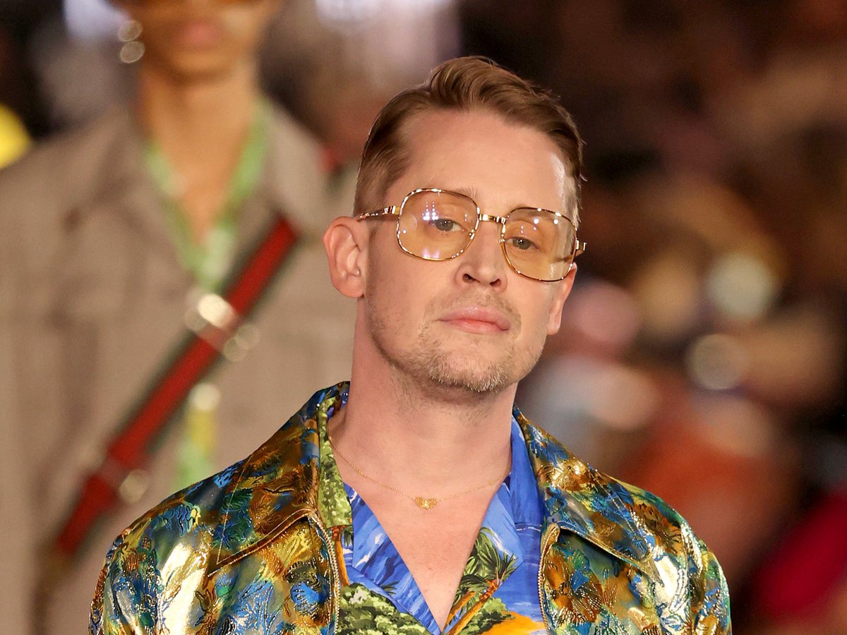 dhebshxbxbb's tweet image. i said it a while but LET ME COOK macaulay culkin as booster gold for the dcu