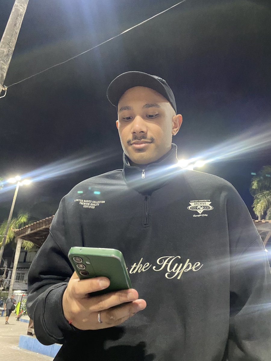 euoceanos's tweet image. gente encontrei esse homenzinho servindo na rua