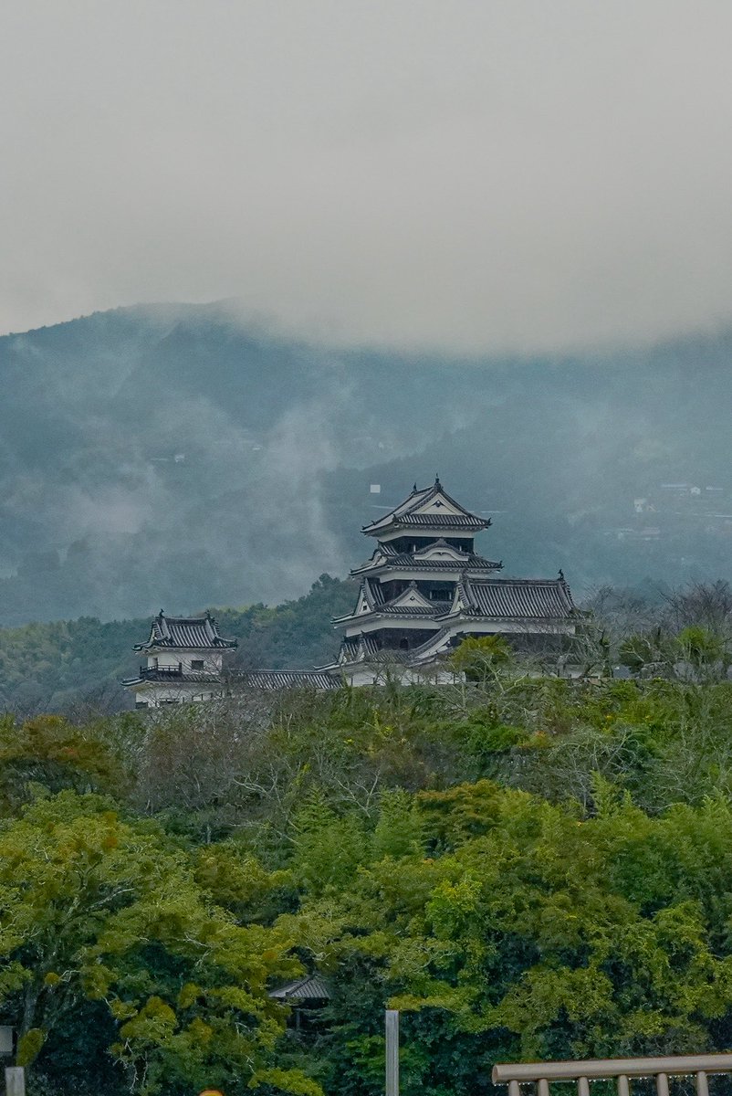 tabi_samurai_'s tweet image. 「大洲城」

木造の復元天守、大洲城
現存天守よりも珍しいという
（吹き抜けがあるのも珍しい）

大洲の街は歴史情緒があり
街中からの大洲城は見事

もう一枚は雨上がり
雲がガスみたく美しい

#ozucastle #ehime #castle
#大洲城 #愛媛 #城