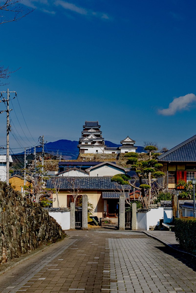 tabi_samurai_'s tweet image. 「大洲城」

木造の復元天守、大洲城
現存天守よりも珍しいという
（吹き抜けがあるのも珍しい）

大洲の街は歴史情緒があり
街中からの大洲城は見事

もう一枚は雨上がり
雲がガスみたく美しい

#ozucastle #ehime #castle
#大洲城 #愛媛 #城