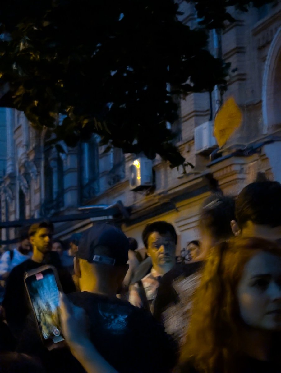 Був нині біля театру Франка. Цикл революцій, 04, 14 чи буде 25? Не думаю. Бо революції роблять морози і автобуси з Галичини. Поки ні одного ні іншого нема. То ж влада має час, поки...