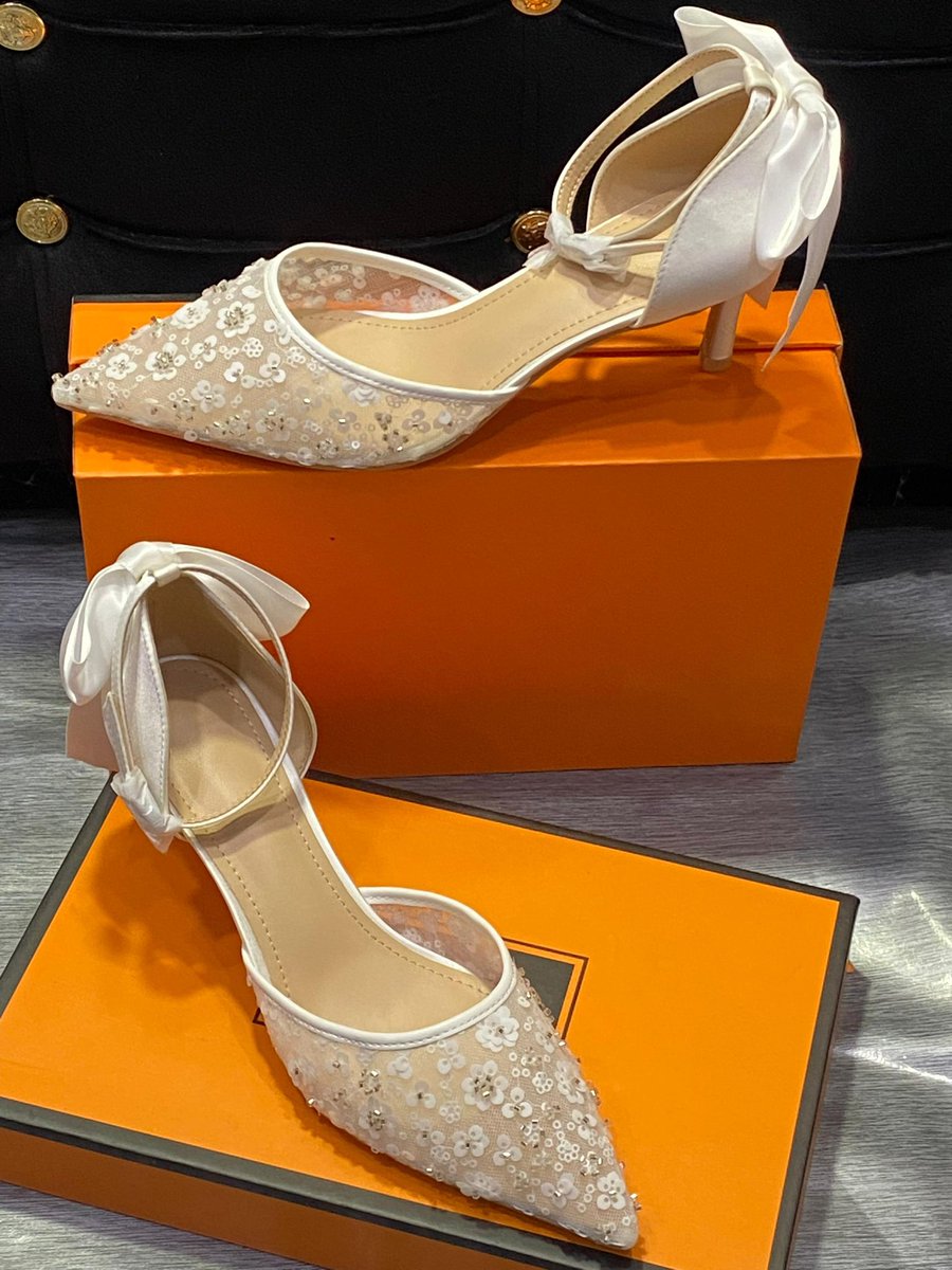 Eaudebusiness's tweet image. 🌸 WHITE BRIDAL SHOE
🌸 38-42
🌸55,000
🌸Mood on top, Confidence level 💯