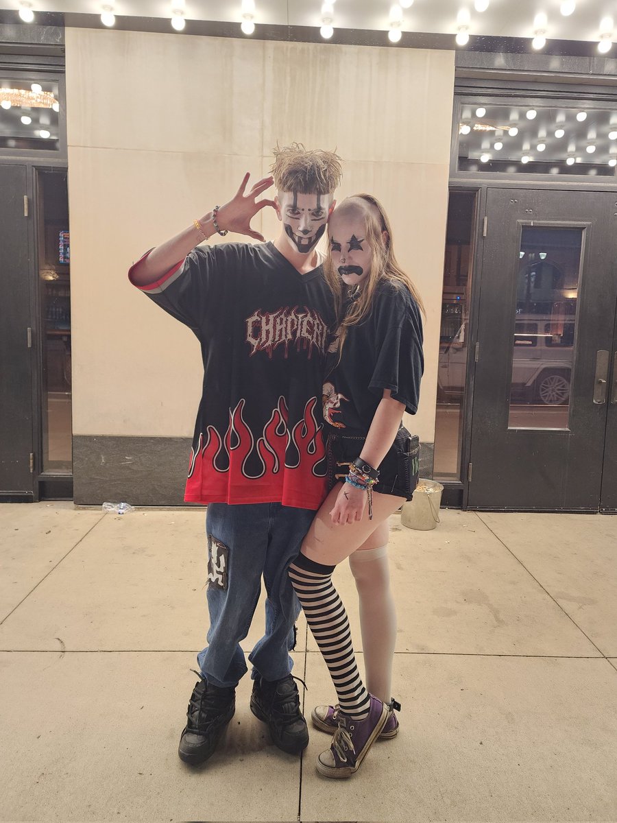 fullbloomdotfun's tweet image. whoaaa knuckles and I got the same dots 🤡💖 whoop whoop 🪓🏃‍♀️