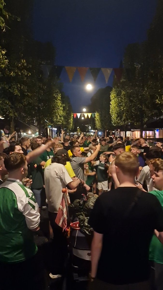 Barlosthecat's tweet image. Hibs away 💚