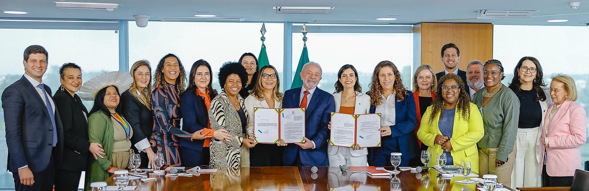 tabataamaralsp's tweet image. Vitória das mulheres! 💪🏽✨
Agora é LEI: 30% de presença feminina — com recorte para negras e PCDs — nos conselhos das estatais!
É o Brasil avançando com mais justiça, diversidade e representatividade.
Estamos juntas! 👊🏼