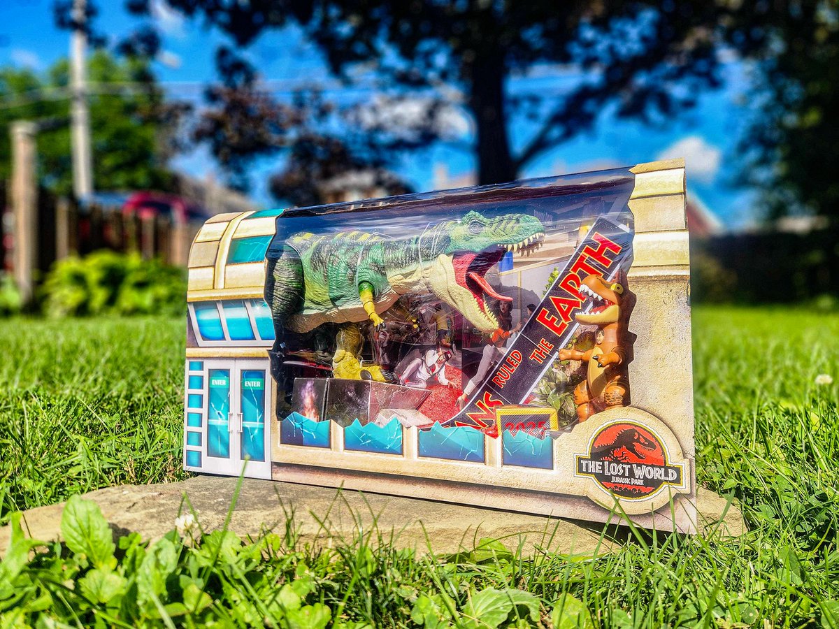 ChrisLikesDinos's tweet image. Huge thanks to @Mattel for sending me the '#JurassicWorld Tyrannosaurus Rex Convention Crasher', featuring the male 'Buck' T. rex from The Lost World! #SDCC
You're not gonna want to miss this one -- available July 24th, 9am PT: collabs.shop/odn0cm