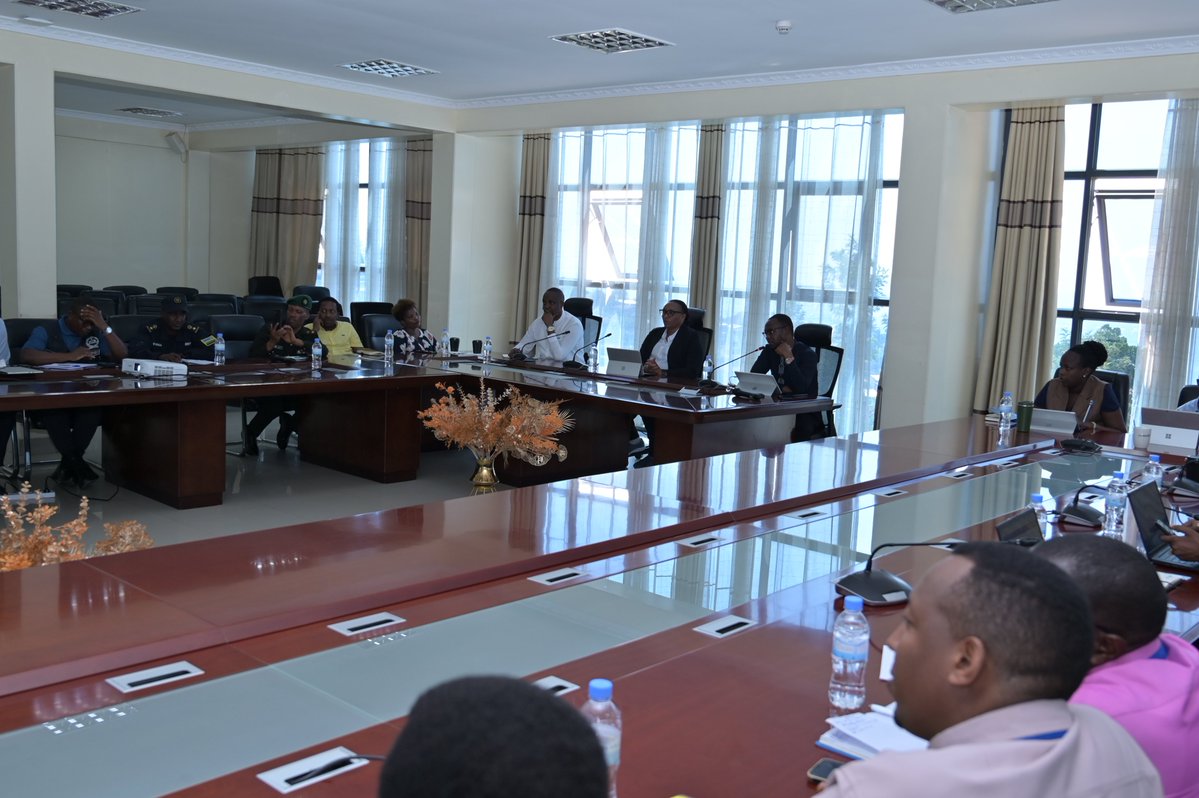 RuhangoDistrict's tweet image. Minisitiri wa @EnvironmentRw Dr Valentine UWAMARIYA akaba n'Imboni y'Akarere muri Guverinoma yasuye Akarere. Yaganiriye n'Ubuyobozi bw'Akarere , Abagize Biro y'Inama Nyanama, inama y'umutekano itaguye mu Karere, etc, Yagaragarijwe uko Akarere gahagaze by'umwihariko imishinga