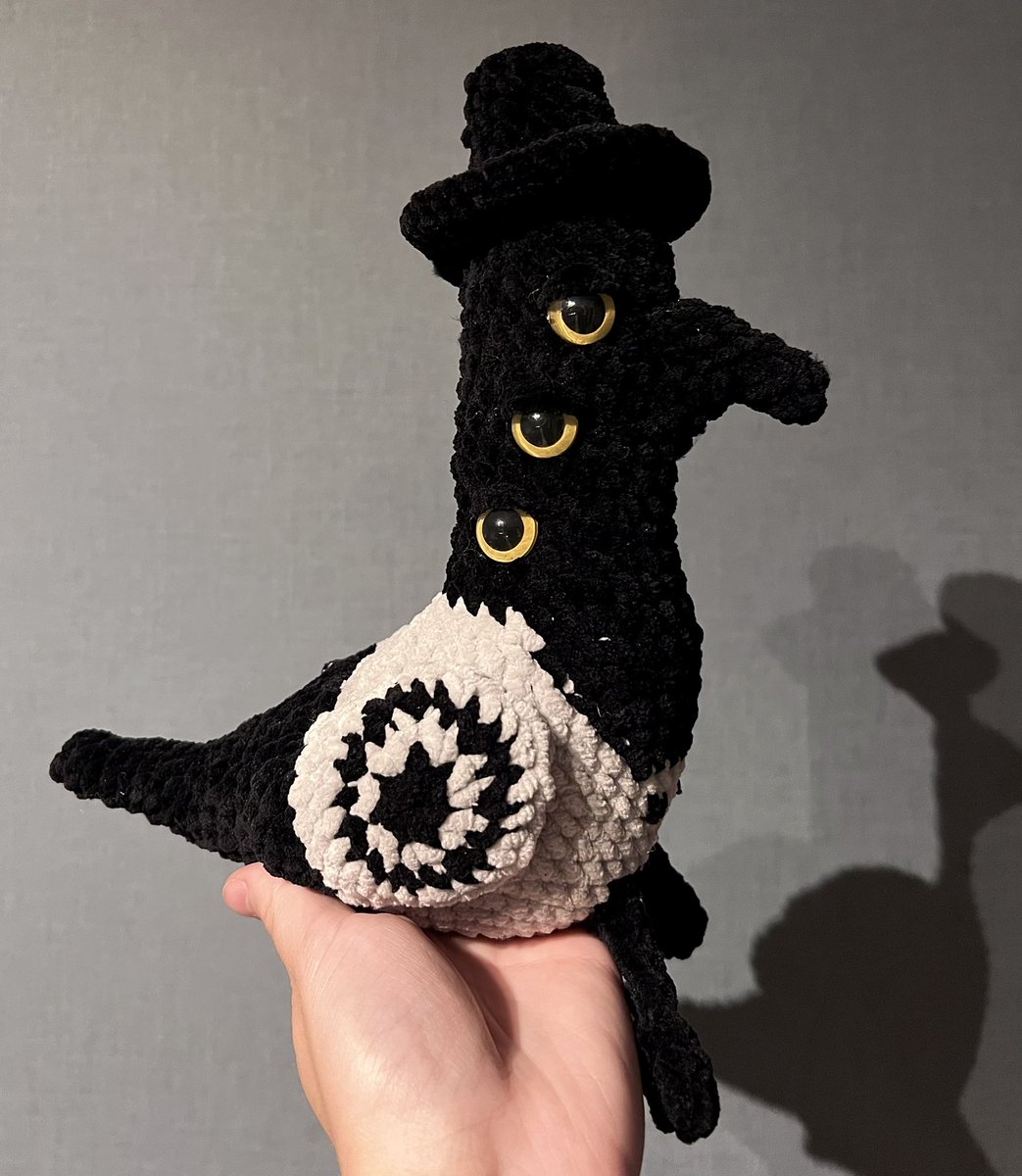 scolishrimp's tweet image. crocheted a sussy 🐦‍⬛🎩